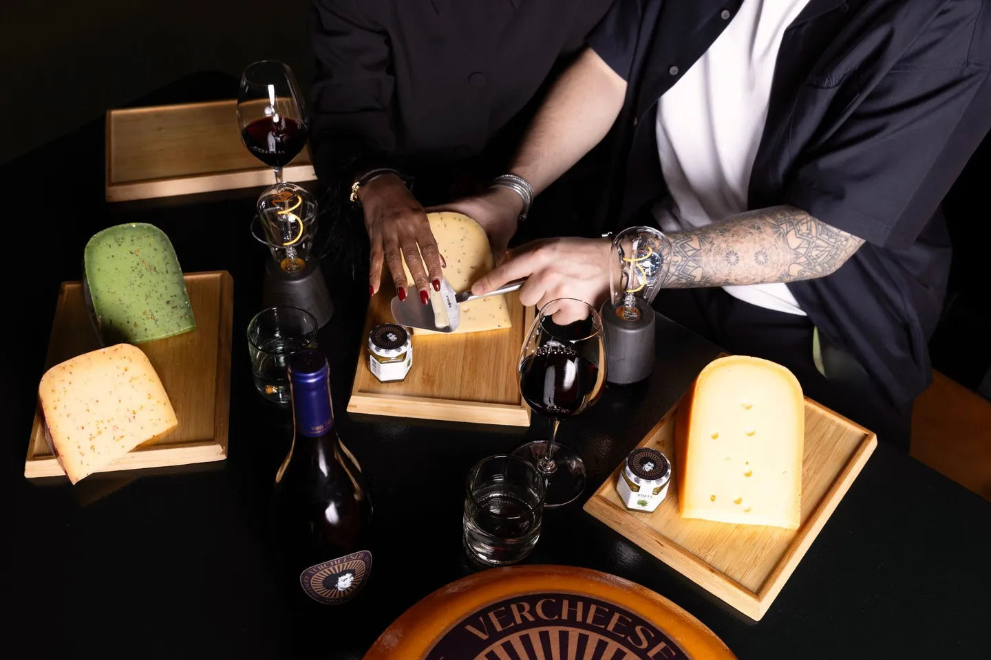 IBIZA ONLY | Vercheesed Borrelplank met 5 kazen & Mosterd Dille dip