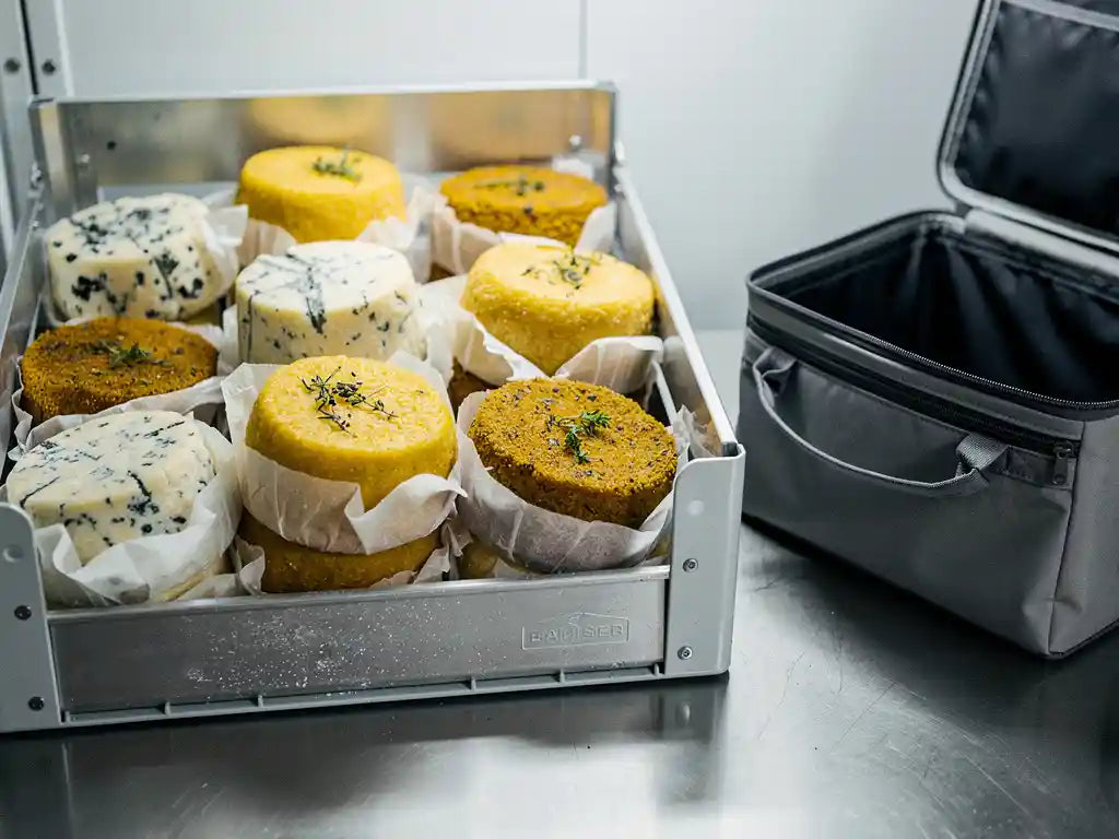Wat zijn de logistieke aandachtspunten bij het transporteren van kaas voor catering?